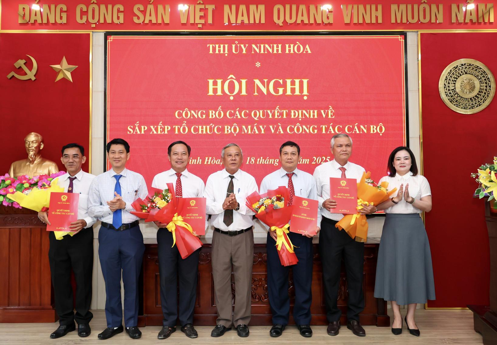 Thường trực Thị ủy Ninh Hòa trao quyết định công tác cán bộ.