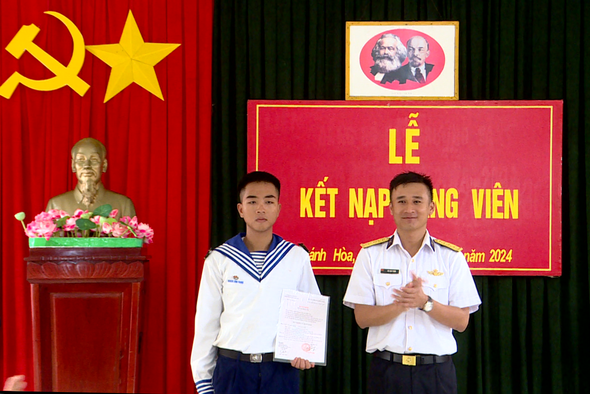Đại úy Võ Anh Tuấn - Bí thư Chi bộ Cụm chiến đấu 3 trao quyết định kết nạp Đảng cho đảng viên Nghiêm Công Phong.