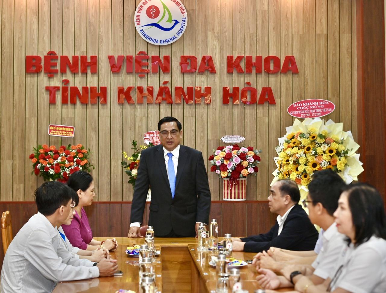 Đồng chí Lê Hữu Thọ - Uỷ viên Ban Thường vụ Tỉnh uỷ, Trưởng Ban Tuyên giáo và Dân vận Tỉnh uỷ phát biểu tại buổi đến thăm, chúc mừng Bệnh viện Đa khoa tỉnh Khánh Hoà nhân kỷ niệm Ngày Thầy thuốc Việt Nam (27-2)