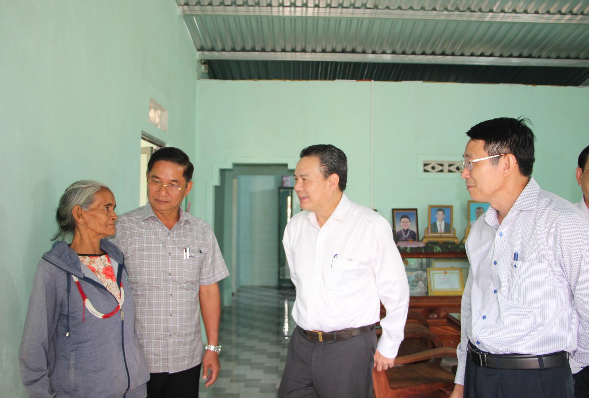 Đoàn công tác Bộ Lao động - Thương binh và Xã hội kiểm tra việc hỗ trợ sửa chữa nhà ở cho hộ nghèo huyện Khánh Sơn vào đầu năm 2025.