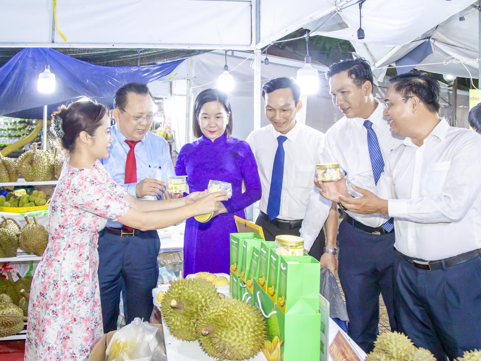 Lãnh đạo tỉnh tìm hiểu sản phẩm sầu riêng chế biến Thành Hưng. Ảnh: CÔNG ĐỊNH