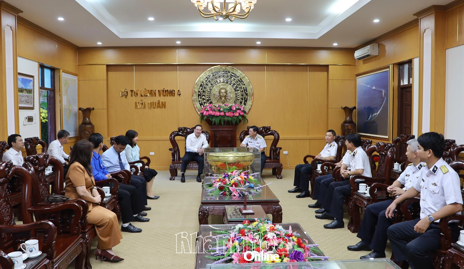 Quang cảnh tại buổi thăm và chào xã giao.