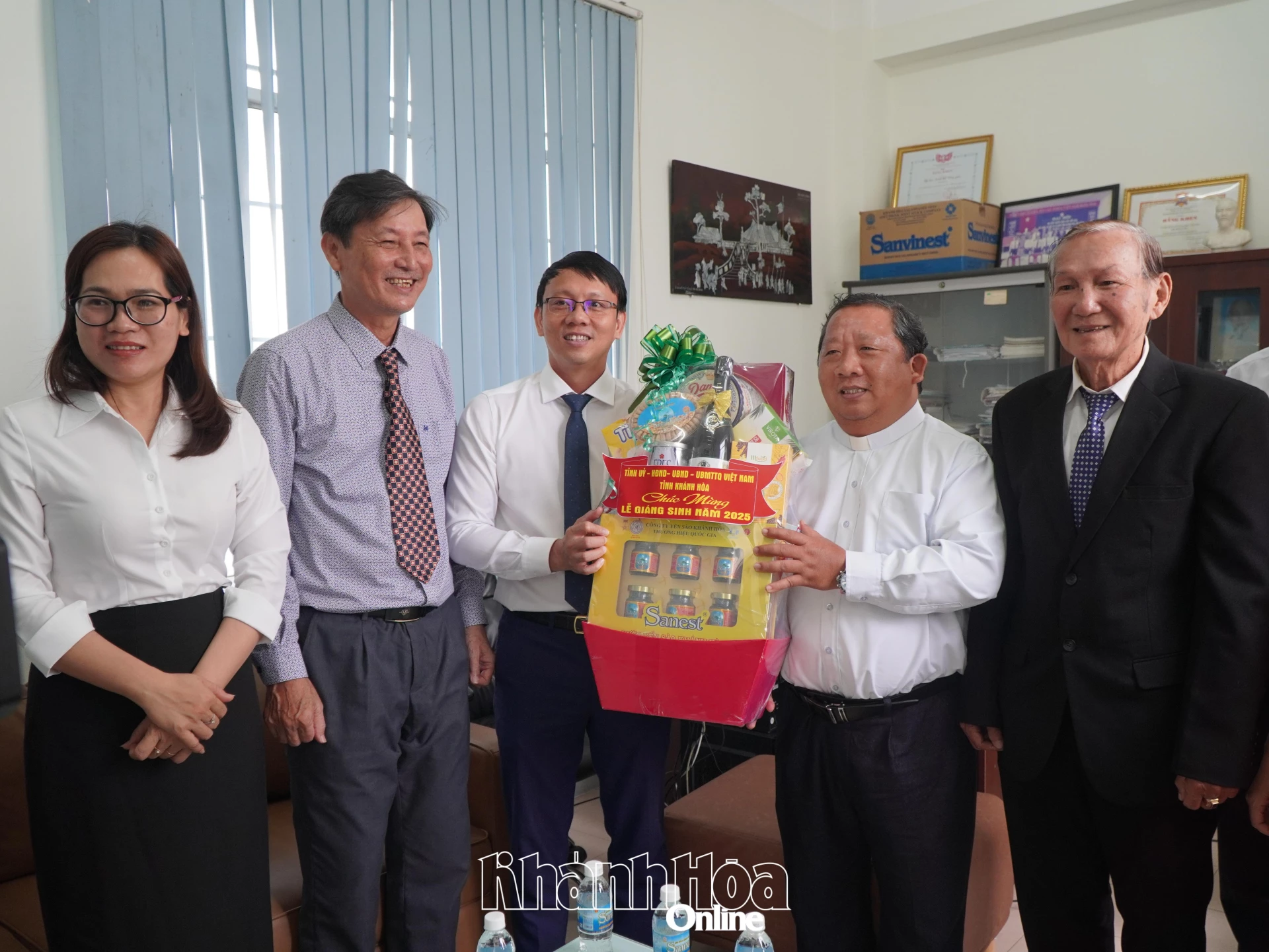 Đồng chí Nguyễn Thanh Hà thăm và chúc mừngỦy ban Đoàn Kết Công giáo Việt Nam tỉnh Khánh Hòa.