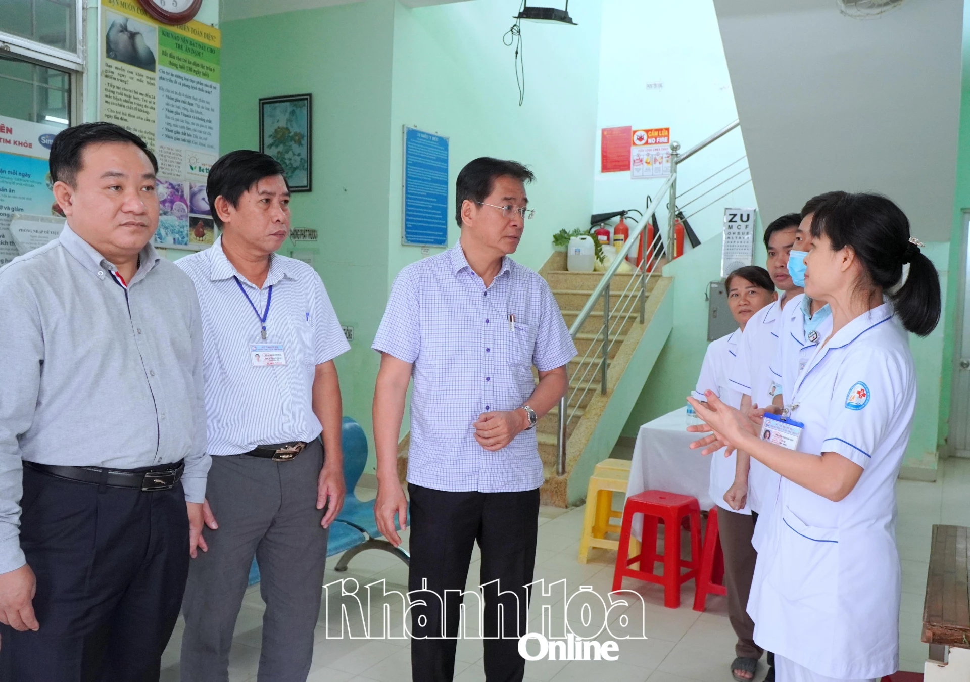 Đồng chí Nguyễn Long Biên lắng nghe cán bộ Trạm Y tế Vĩnh Phương báo cáo sơ bộ những thiệt hại của trạm