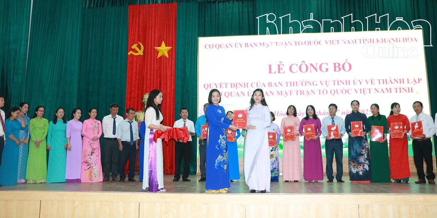 Bà Trần Thu Mai - Ủy viên Ban Thường vụ Tỉnh ủy, Phó Chủ tịch Thường trực UBMTTQ Việt Nam tỉnh trao quyết định nhân sự cho các  ban