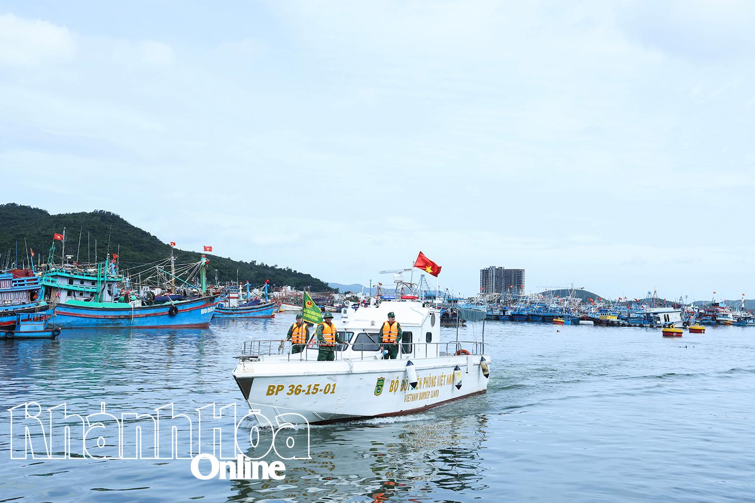 Lực lượng Biên phòng tỉnh tuần tra, kiểm soát, tuyên truyền các tàu cá thực hiện việc tránh trú bão.