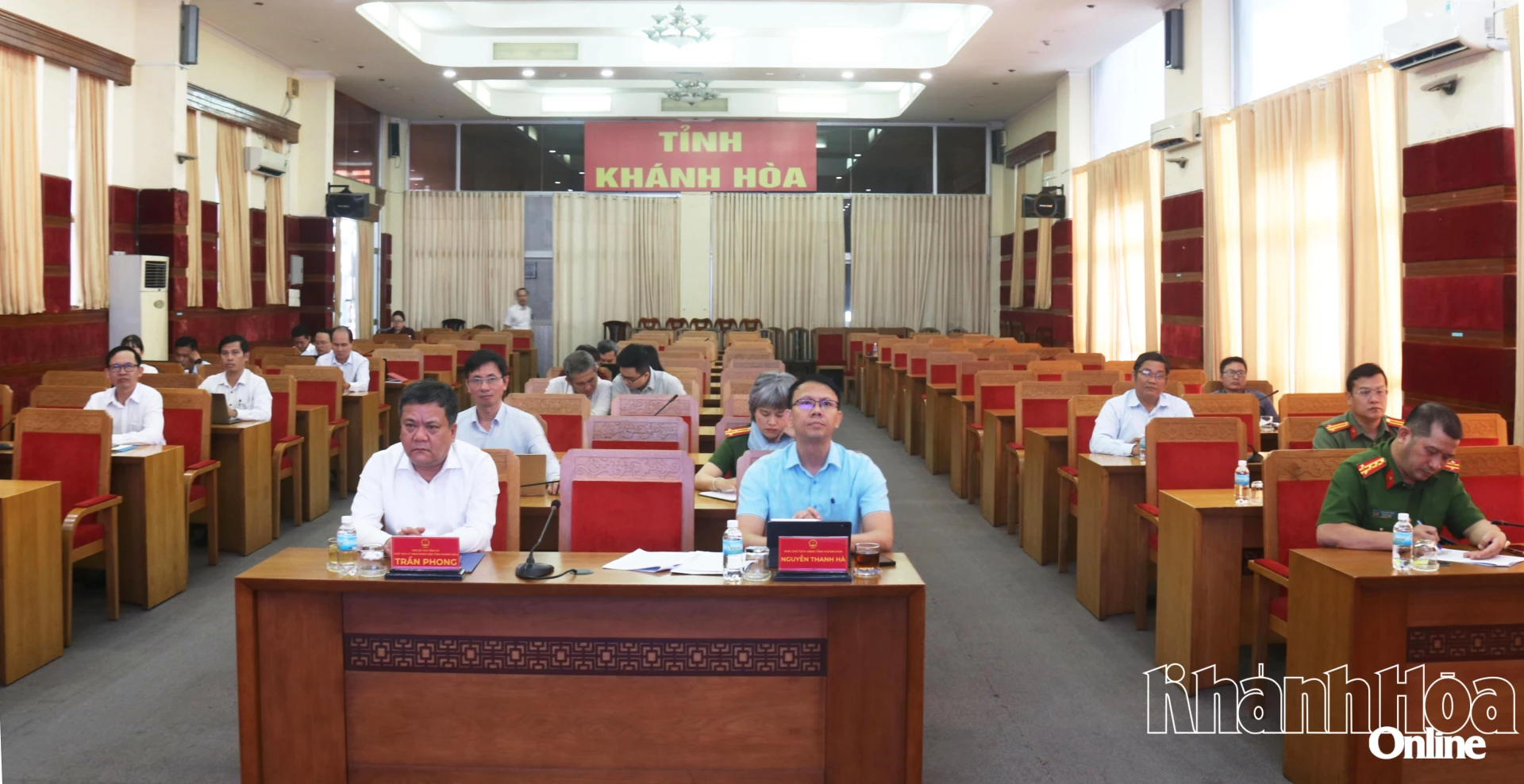 Lãnh đạo tỉnh cùng các đại biểu tham dự Phiên họp tại điểm cầu Khánh Hòa. 