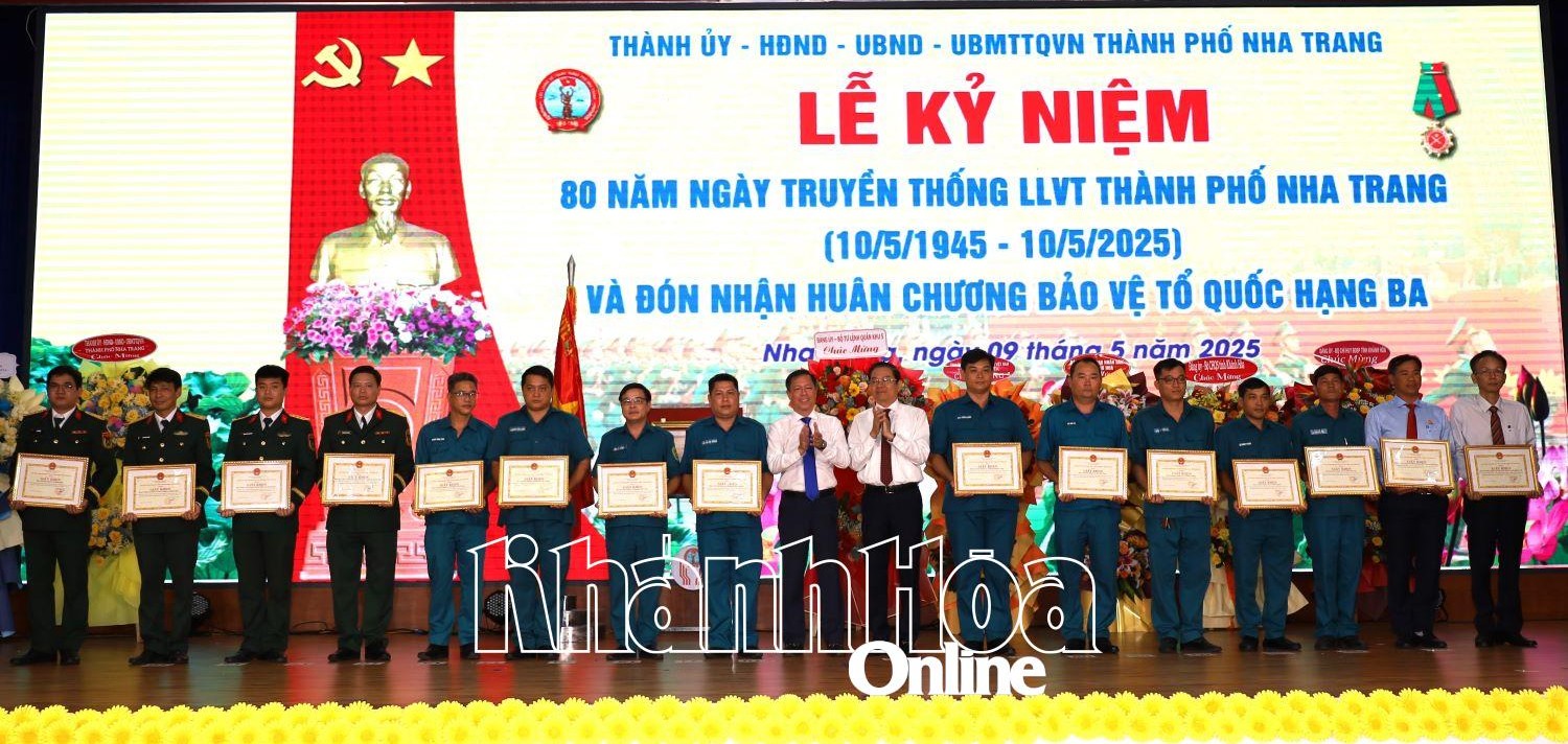 Lãnh đạo TP. Nha Trang trao giấy khen cho các tập thể.