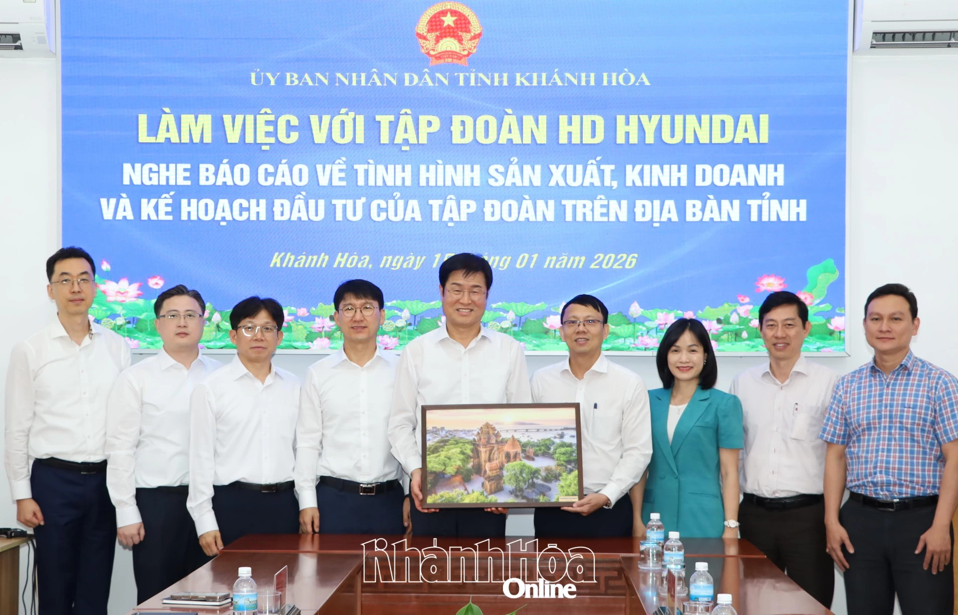 Đồng chí Nguyễn Thanh Hà trao quà lưu niệm cho lãnh đạo Tập đoạn HD Hyundai.