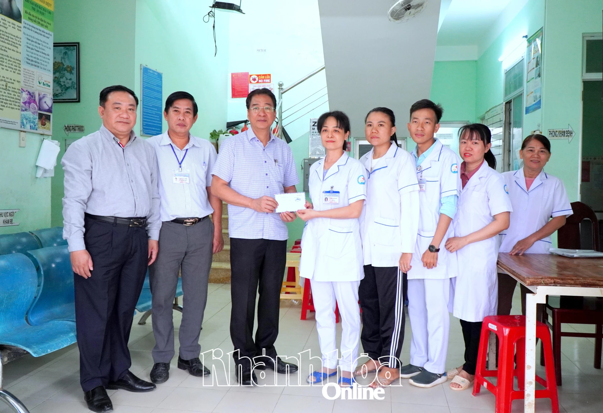 Đồng chí Nguyễn Long Biên trao hỗ trợ cho  Trạm Y tế Vĩnh Phương   