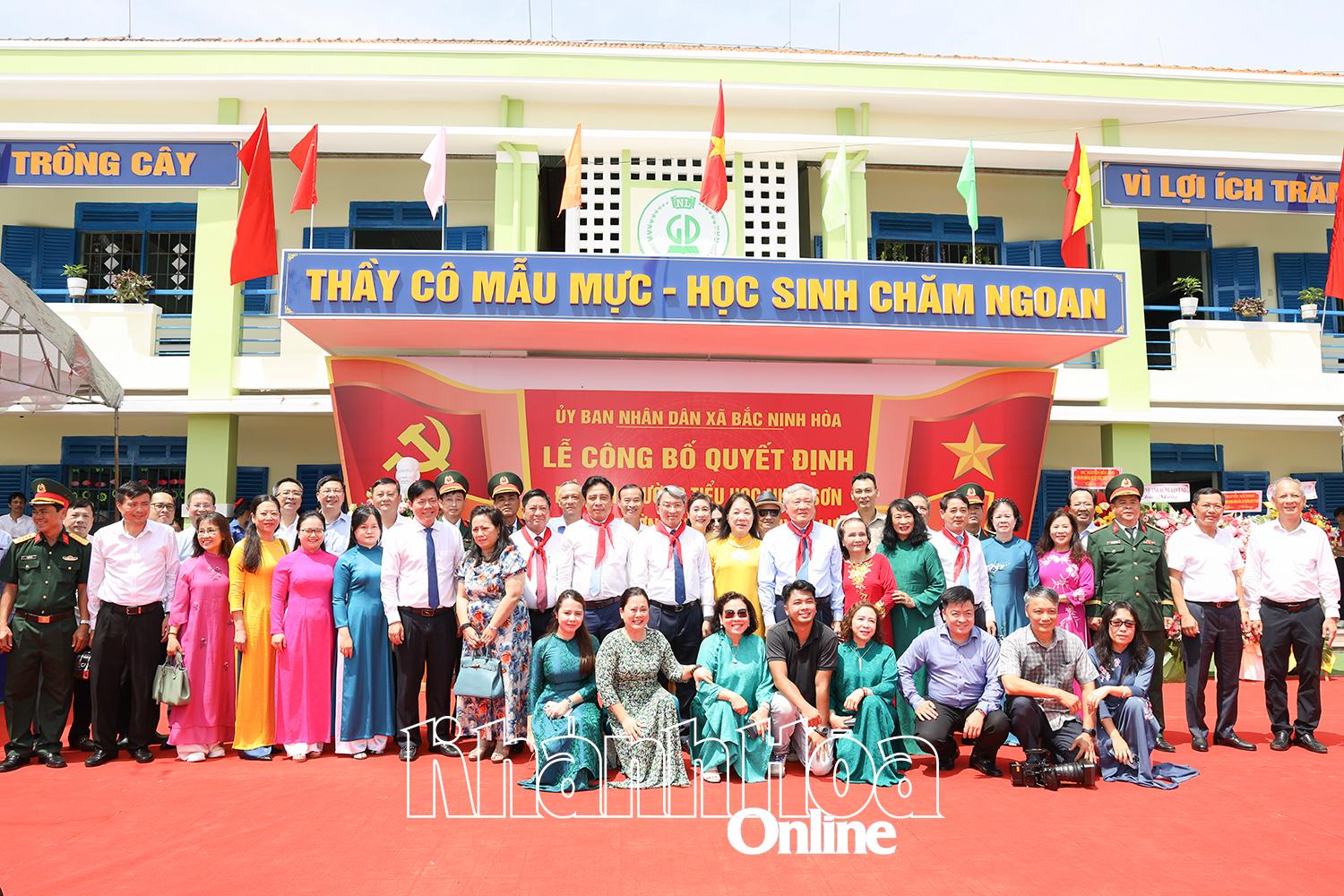 Gia đình Anh hùng lực lượng vũ trang Nguyễn Lựu và đại biểu chụp ảnh lưu niệm tại buổi lễ.