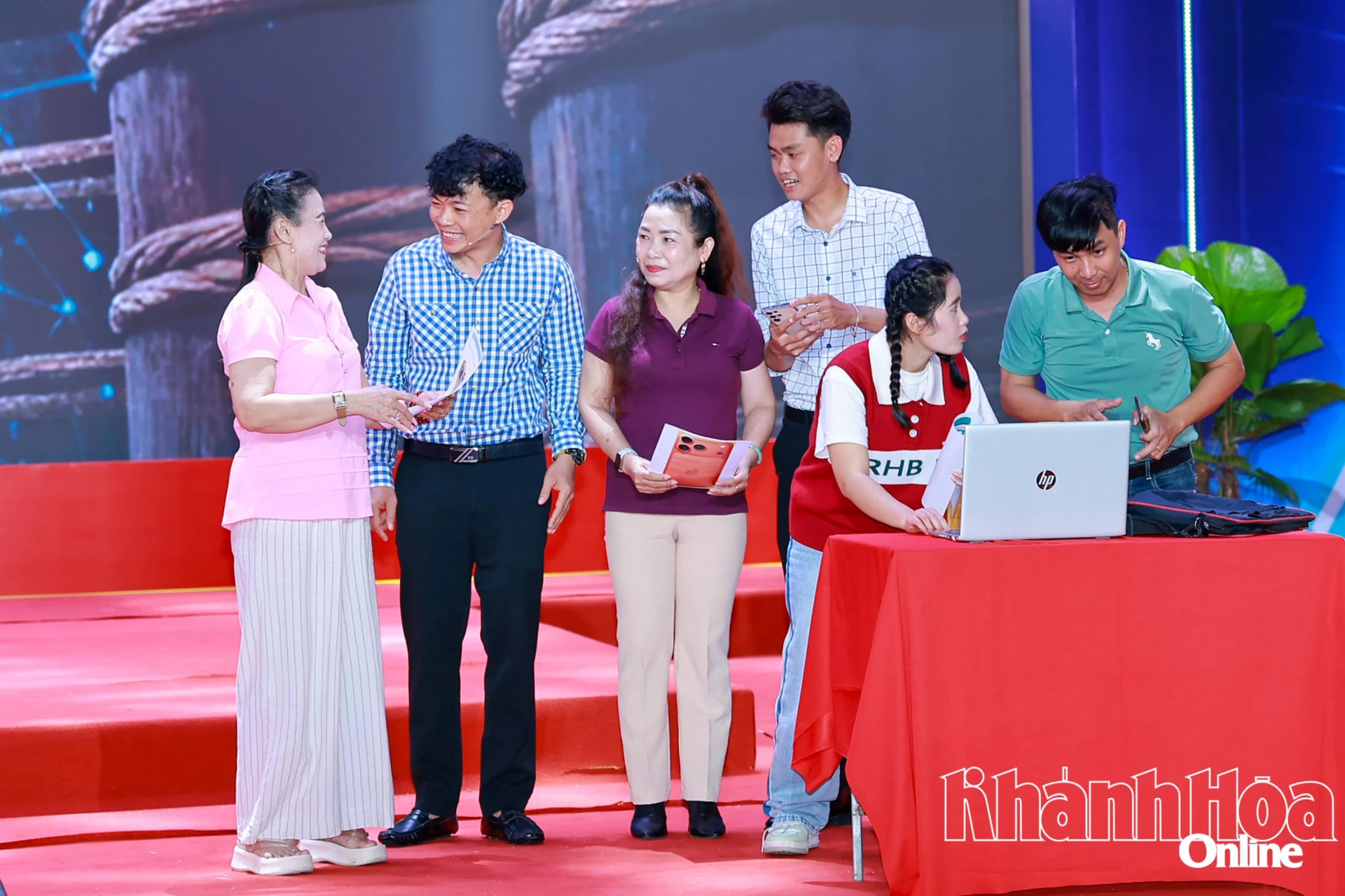 Tiểu phẩm “Làng nghề xưa – công nghệ mới”.