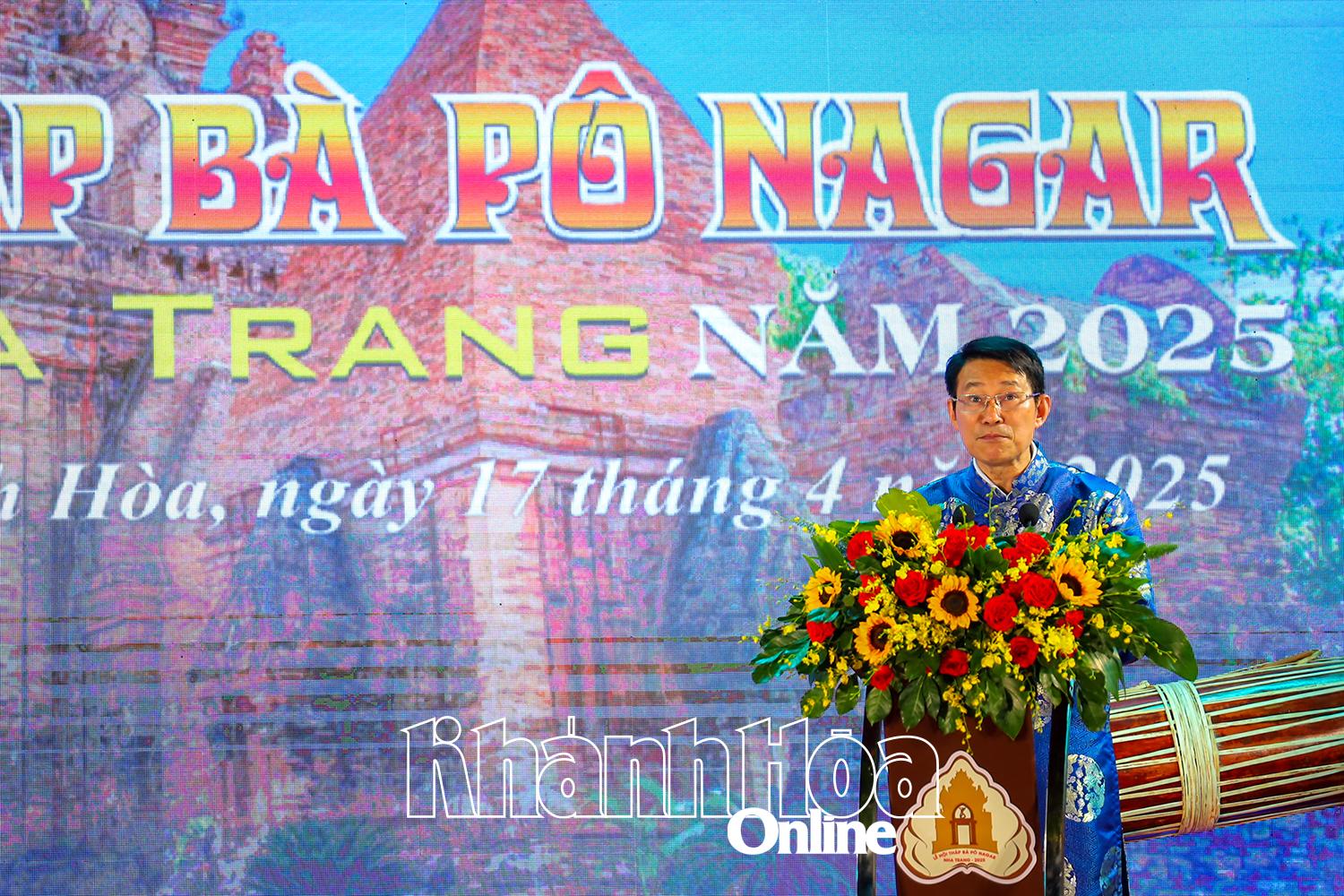 Ông Đinh Văn Thiệu đọc diễn văn khai mạc Lễ hội Tháp Bà Pô Nagar.