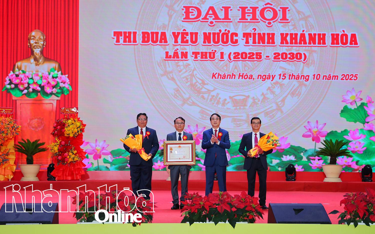 Thừa ủy quyền của Chủ tịch nước, Bí thư Tỉnh ủy Nghiêm Xuân Thành trao Huân chương Độc lập hạng Ba cho Sở Nội vụ.  