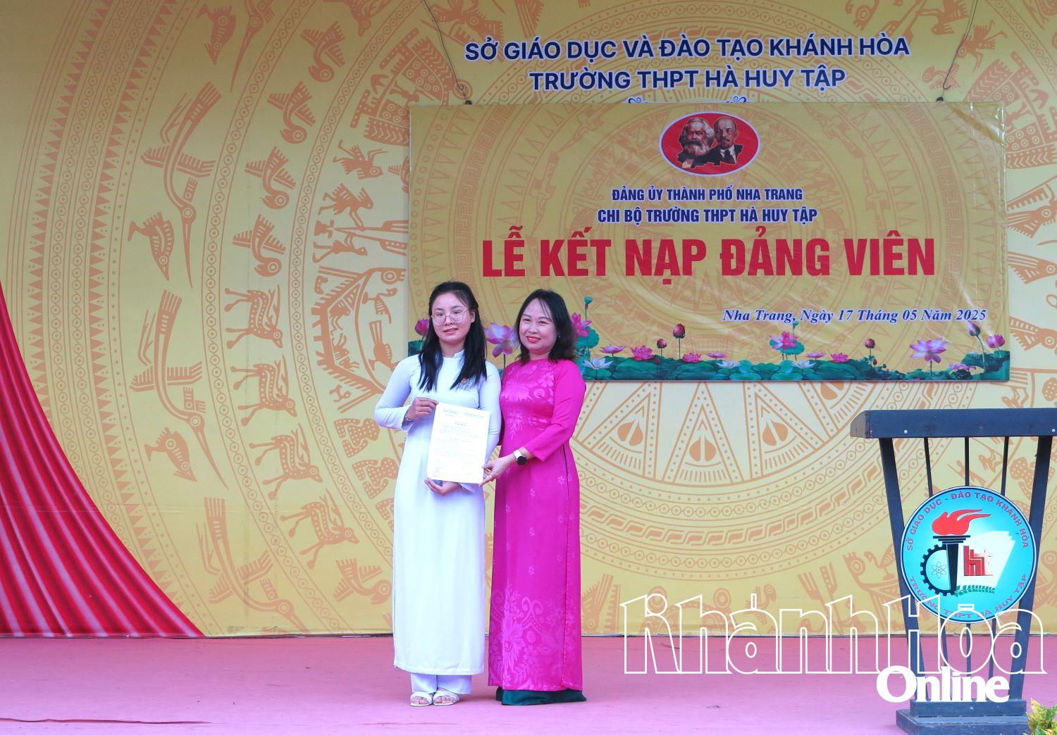 Cô Vũ Thị Liên Hương - Bí thư Chi bộ, Hiệu trưởng nhà trường trao quyết định kết nạp đảng viên cho em Hồ Anh Thư. 