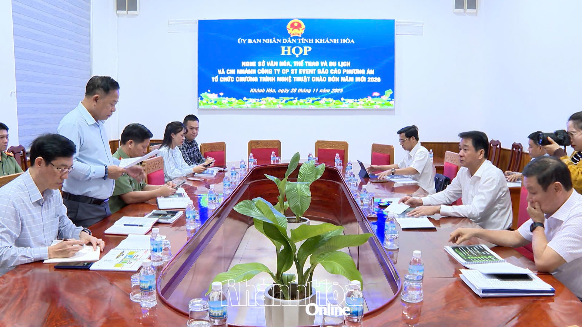 Đồng chí Nguyễn Long Biên nghe lãnh đạo Sở Văn hóa, Thể thao và Du lịch báo cáo dự kiến việc tổ chức 2 chương trình nghệ thuật Chào năm mới 2026.