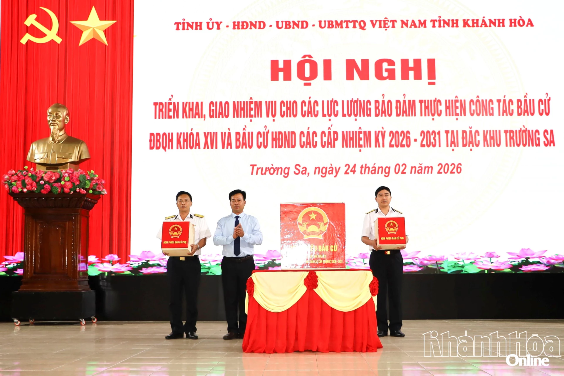 Chủ tịch đặc khu Trường Sa trao thùng phiếu cho các lực lượng ra đảo thực hiện nhiệm vụ bầu cử.