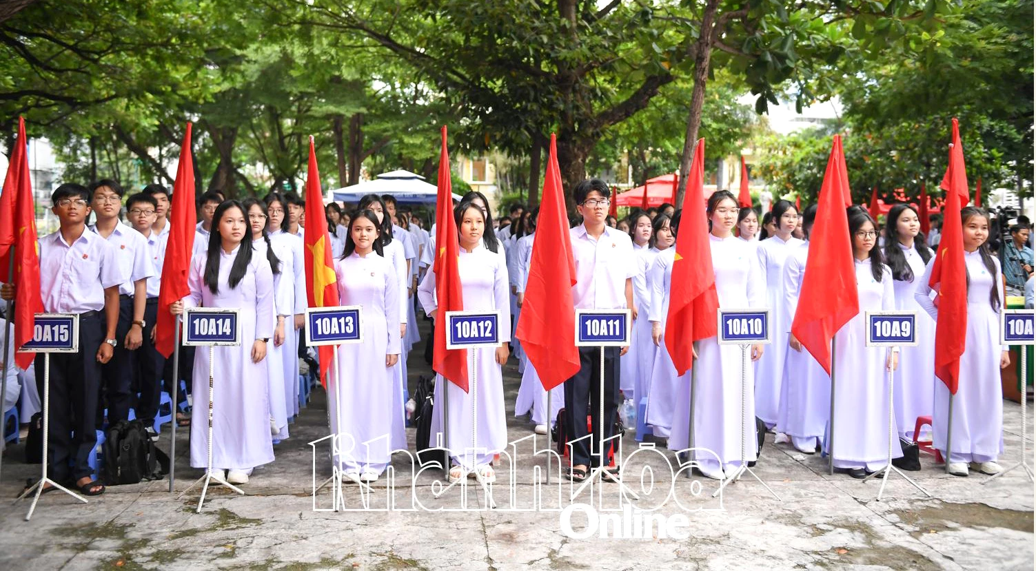 Các học sinh khối lớp 10 của Trường THPT Lý Tự Trọng.