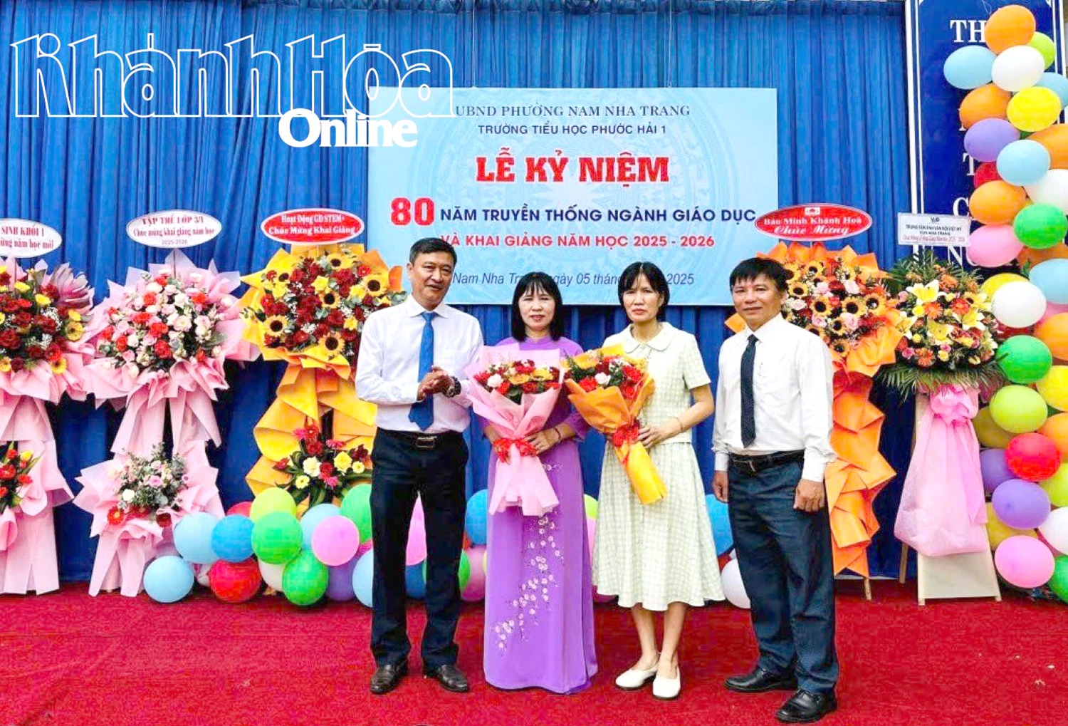 Đồng chí Trần Nam Bình - Bí thư Đảng ủy, Chủ tịch HĐND phường tặng hoa chúc mừng Trường Tiểu học Phước Hải 1. 