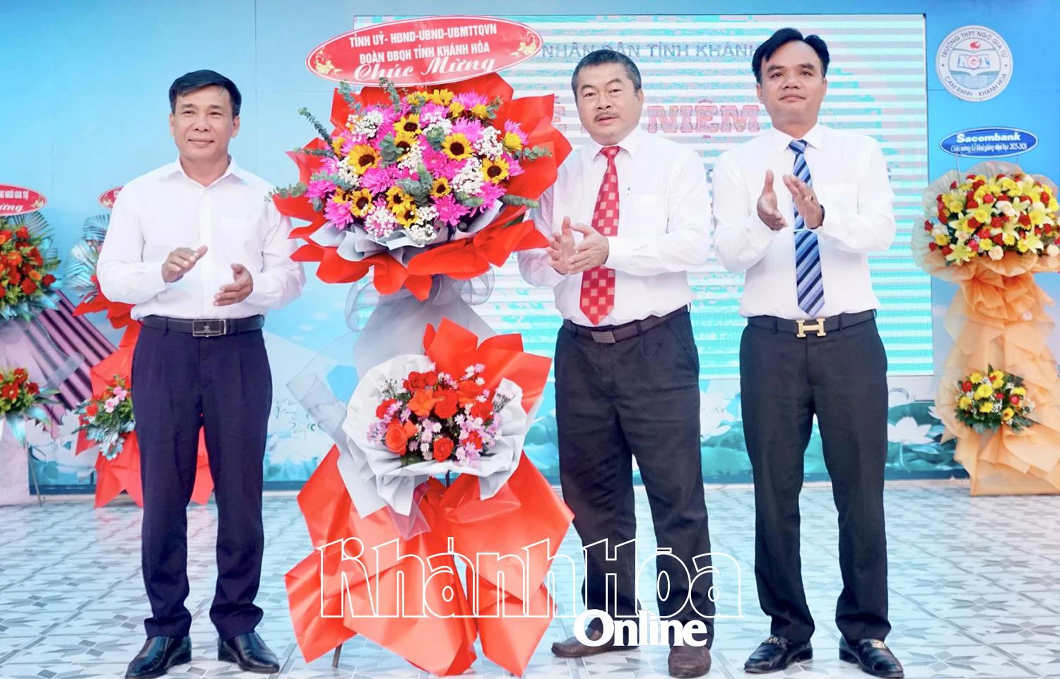 Đồng chí Nguyễn Thanh Hải tặng hoa chúc mừng khai giảng cho Trường THPT Ngô Gia Tự.