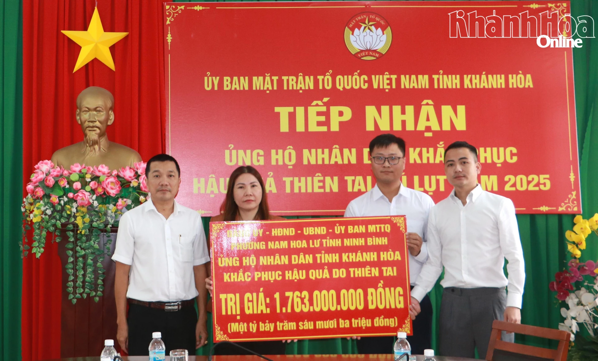 Lãnh đạo Ủy ban MTTQ Việt Nam tỉnh Khánh Hòa tiếp nhận bảng tượng trưng hỗ trợ khắc phục thiệt hại do mưa lũ từ phường Nam Hoa Lư, tỉnh Bắc Ninh.