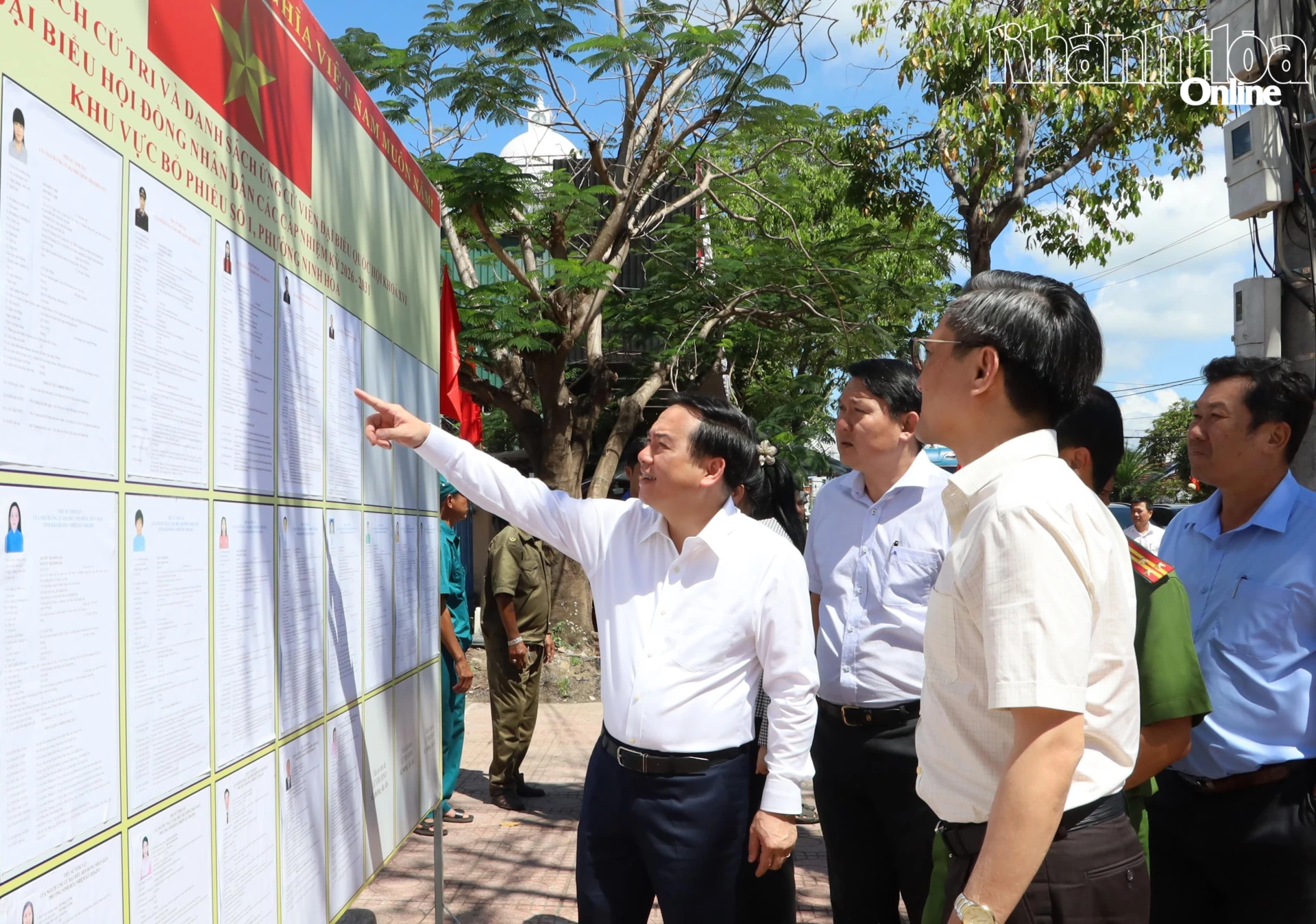 Đồng chí Hồ Xuân Trường kiểm tra việc niêm yết danh sách đại biểu và cử tri tại Tổ dân phố số 1 phường Ninh Hòa.