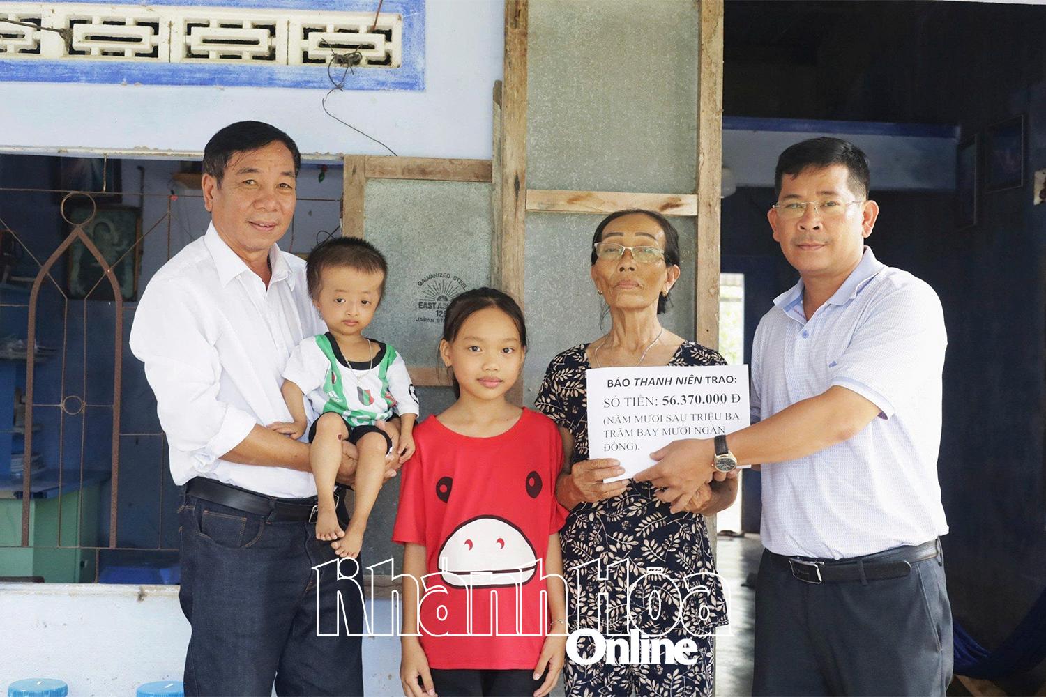 Nhà báo Nguyễn Ngọc Phúc - Trưởng Văn phòng đại diện Báo Thanh Niên khu vực Nam Trung Bộ - Nam Tây Nguyên trao tiền bạn đọc hỗ trợ cháu Lê Thanh Sang (xã Xuân Sơn, huyện Vạn Ninh). Ảnh: H.L  