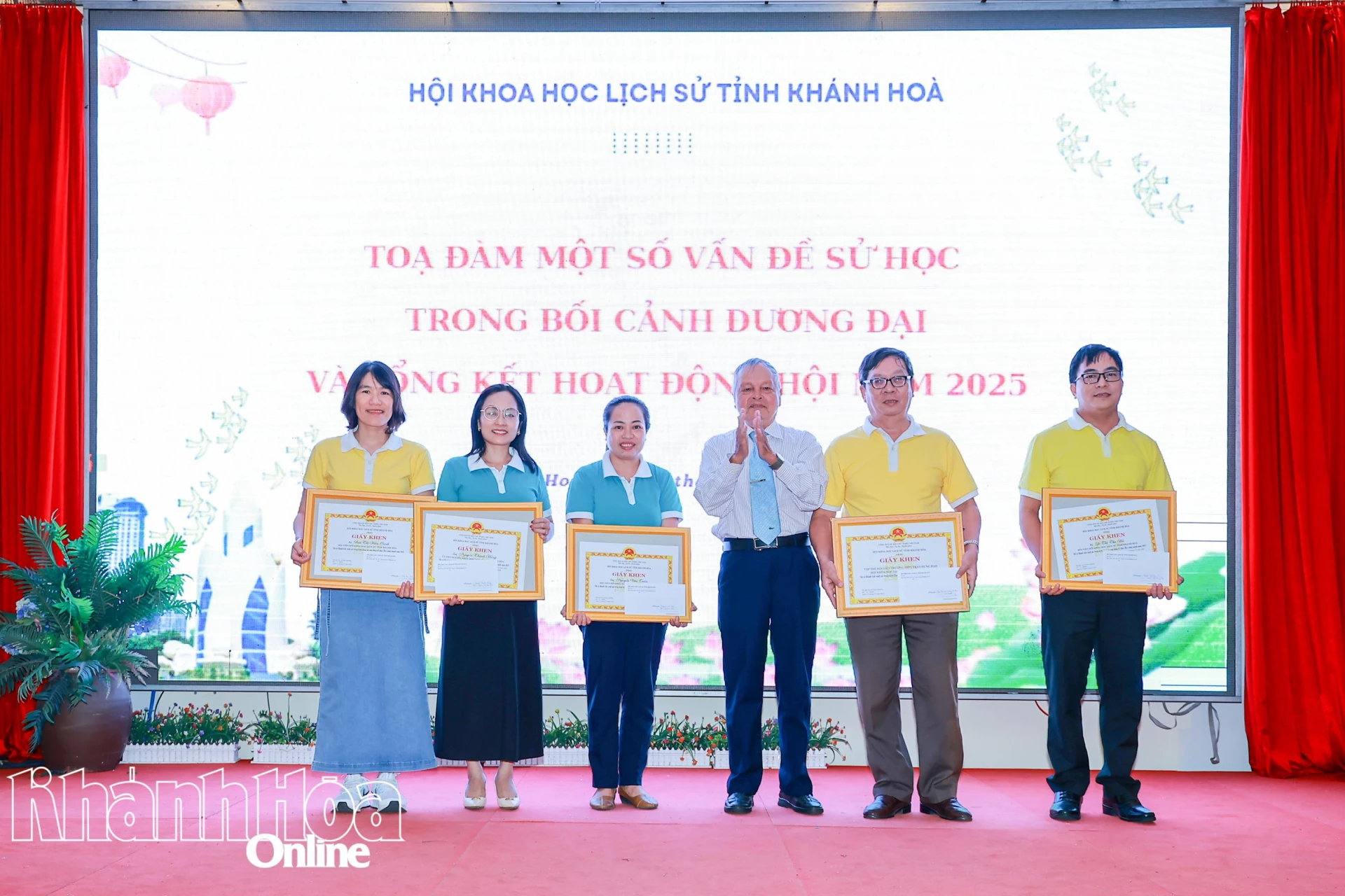 Lãnh đạo Hội Khoa học Lịch sử tỉnh trao giấy khen cho các tập thể, cá nhân có thành tích xuất sắc trong công tác xây dựng, tổ chức hội.