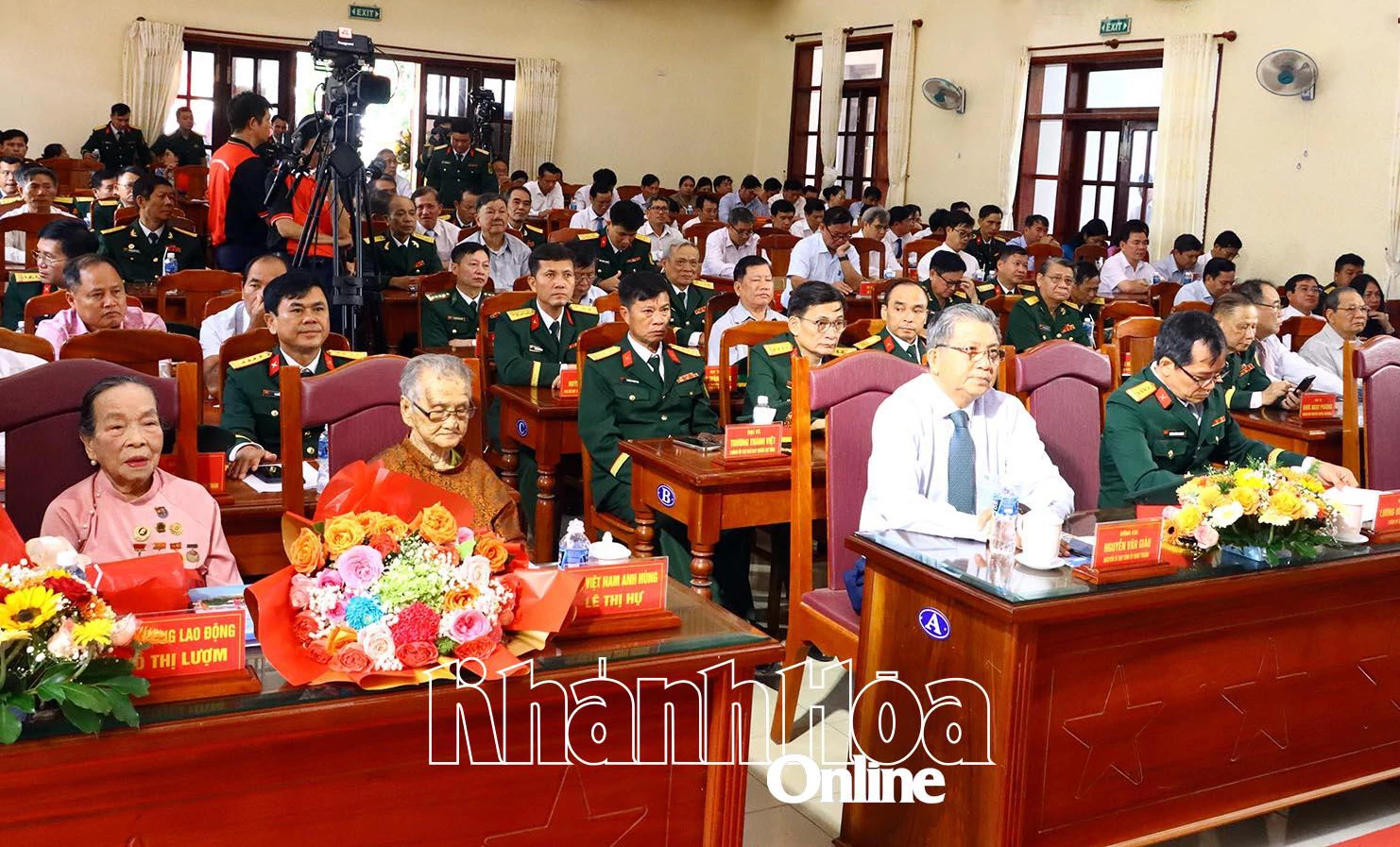 Các đại biểu tham gia lễ kỷ niệm.
