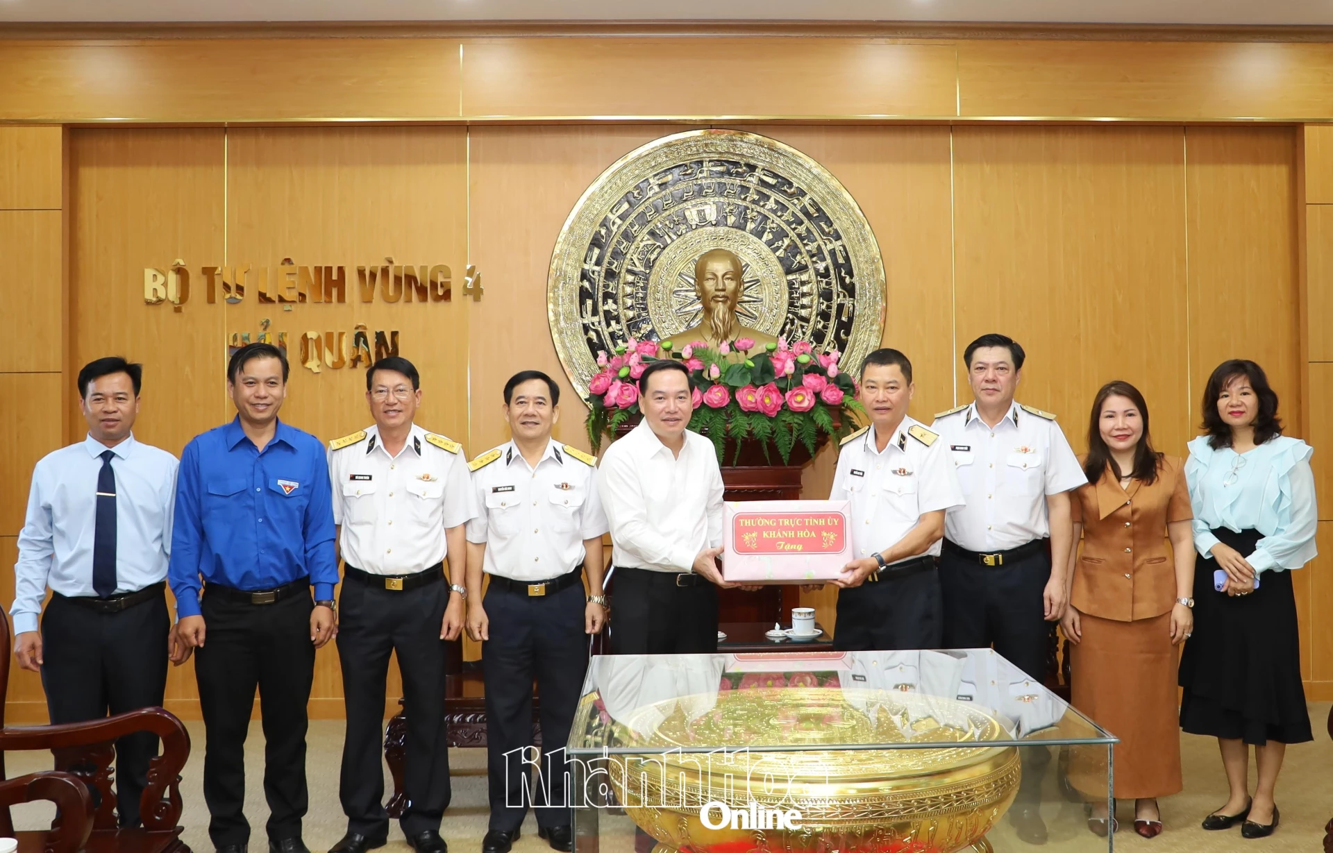 Đồng chí Hồ Xuân Trường thăm và tặng quà cho Bộ Tự lệnh Vùng 4 Hải quân.