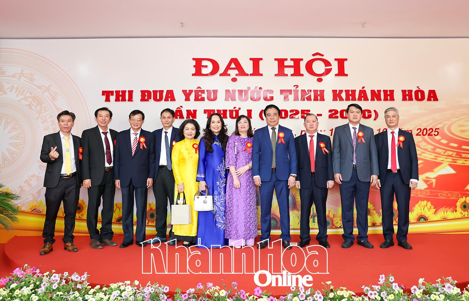 Chủ tịch UBND tỉnh Nguyễn Khắc Toàn và các đại biểu chụp hình lưu niệm.  