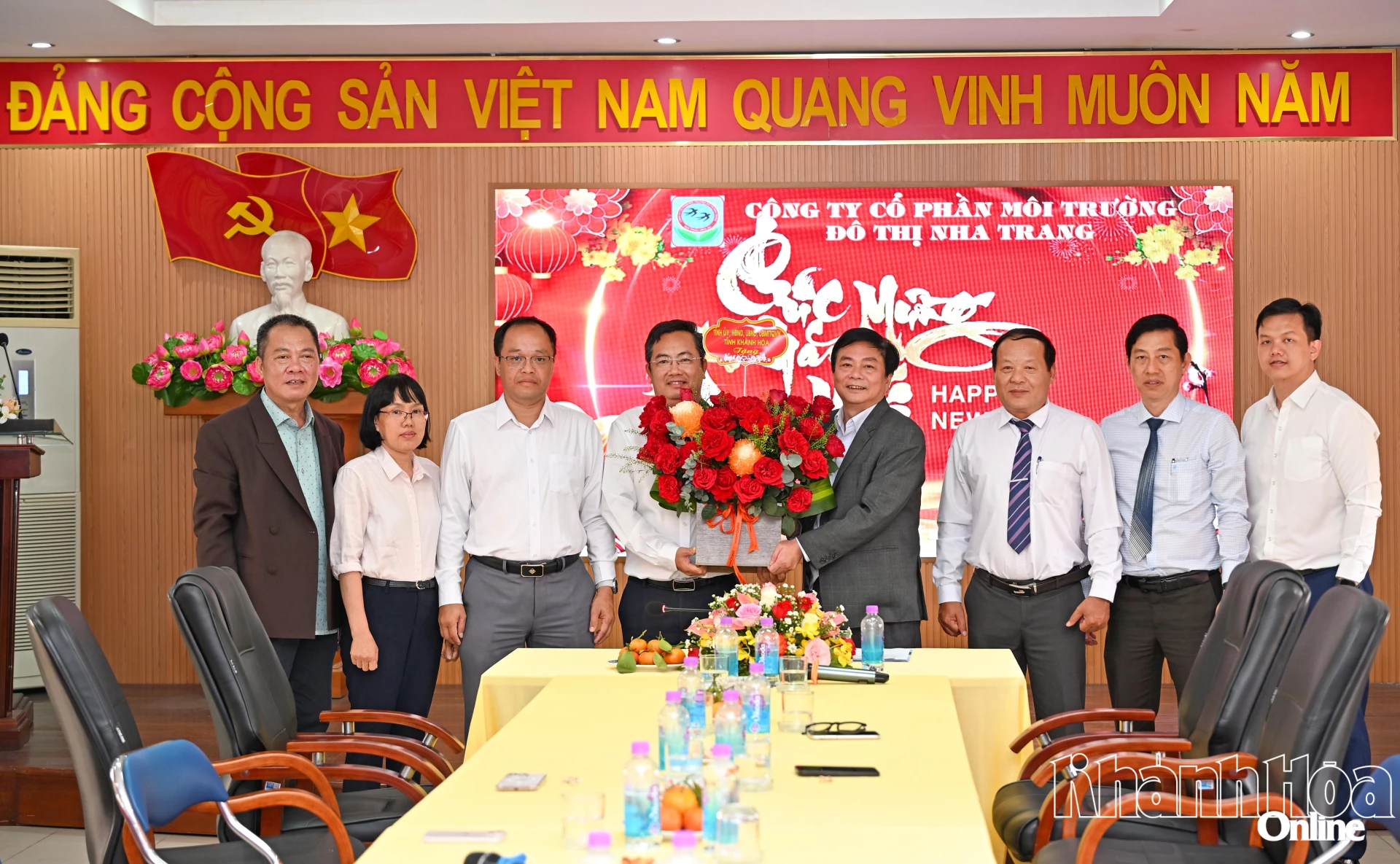 Phó Chủ tịch Thường trực HĐND tỉnh Lữ Thanh Hải tặng hoa chúc mừng Công ty Cổ phần Môi trường Đô thị Nha Trang nhân dịp xuân mới.