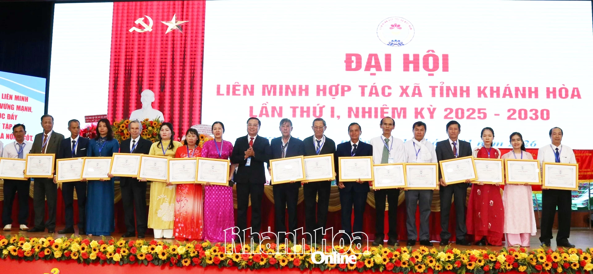 Lãnh đạo Liên minh HTX tỉnh trao Giấy khen cho các tập thể, cá nhân.