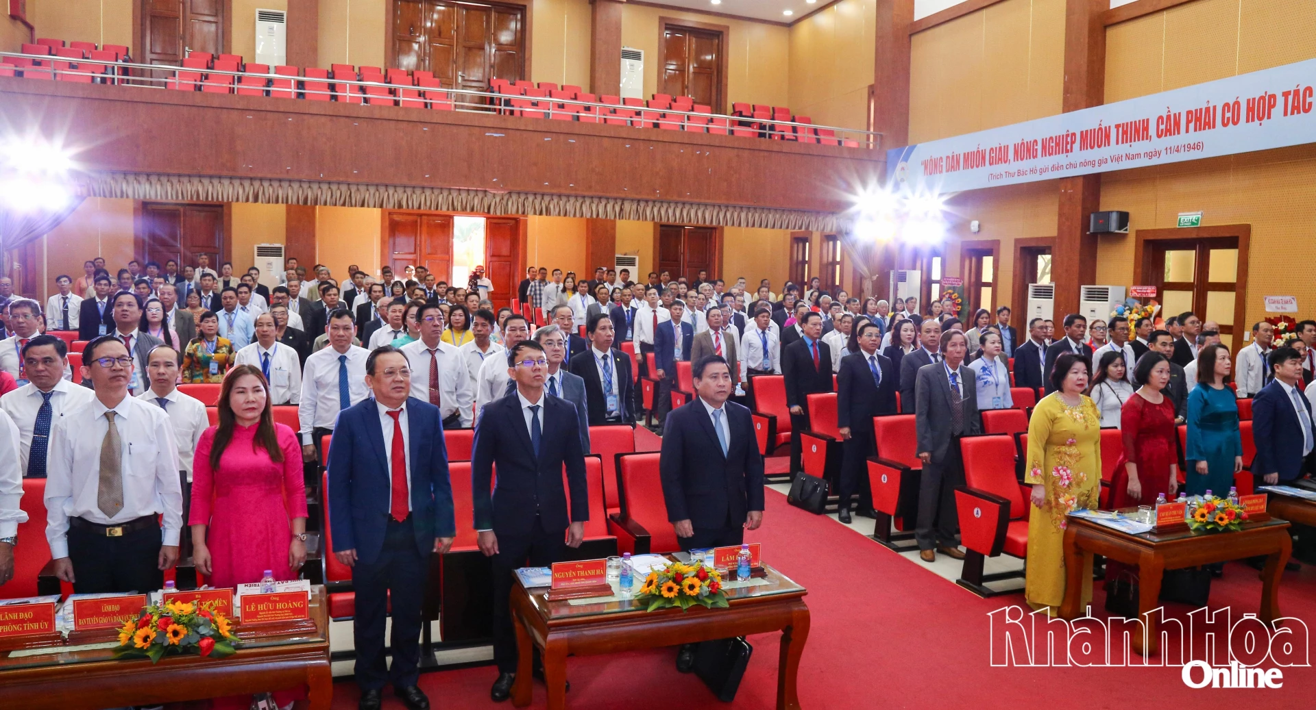 Các đại biểu thực hiện nghi lễ chào cờ khai mạc đại hội