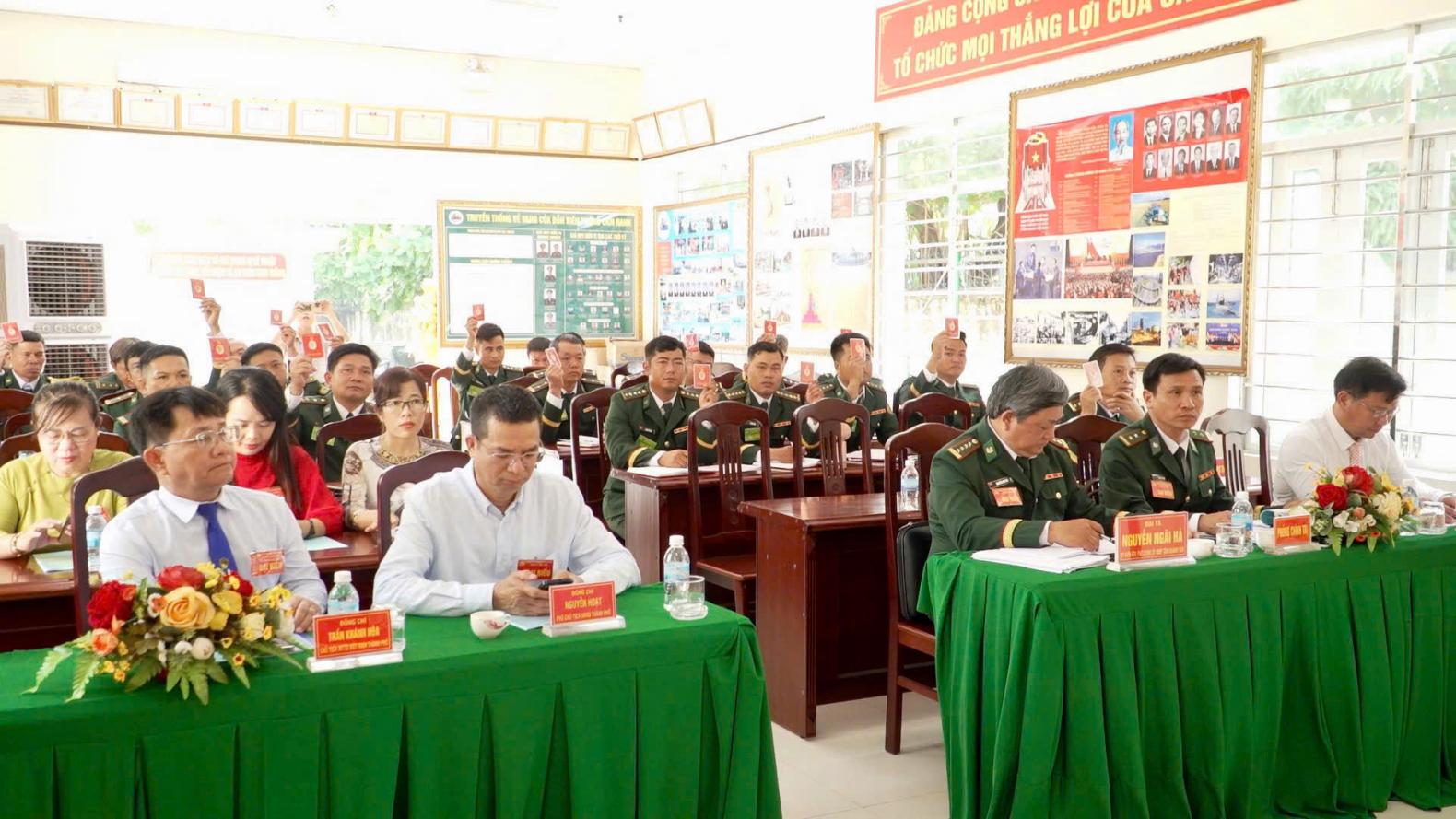 Đại biểu biểu quyết thông qua Nghị quyết đại hội