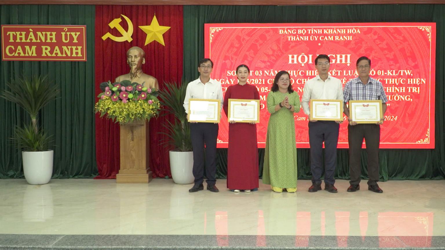 8.Lãnh đạo Thành uỷ Cam Ranh trao giấy khen cho các tập thể có thành tích tiêu biểu tại hội nghị sơ kết 03 năm thực hiện Kết luận 01 của Bộ Chính trị