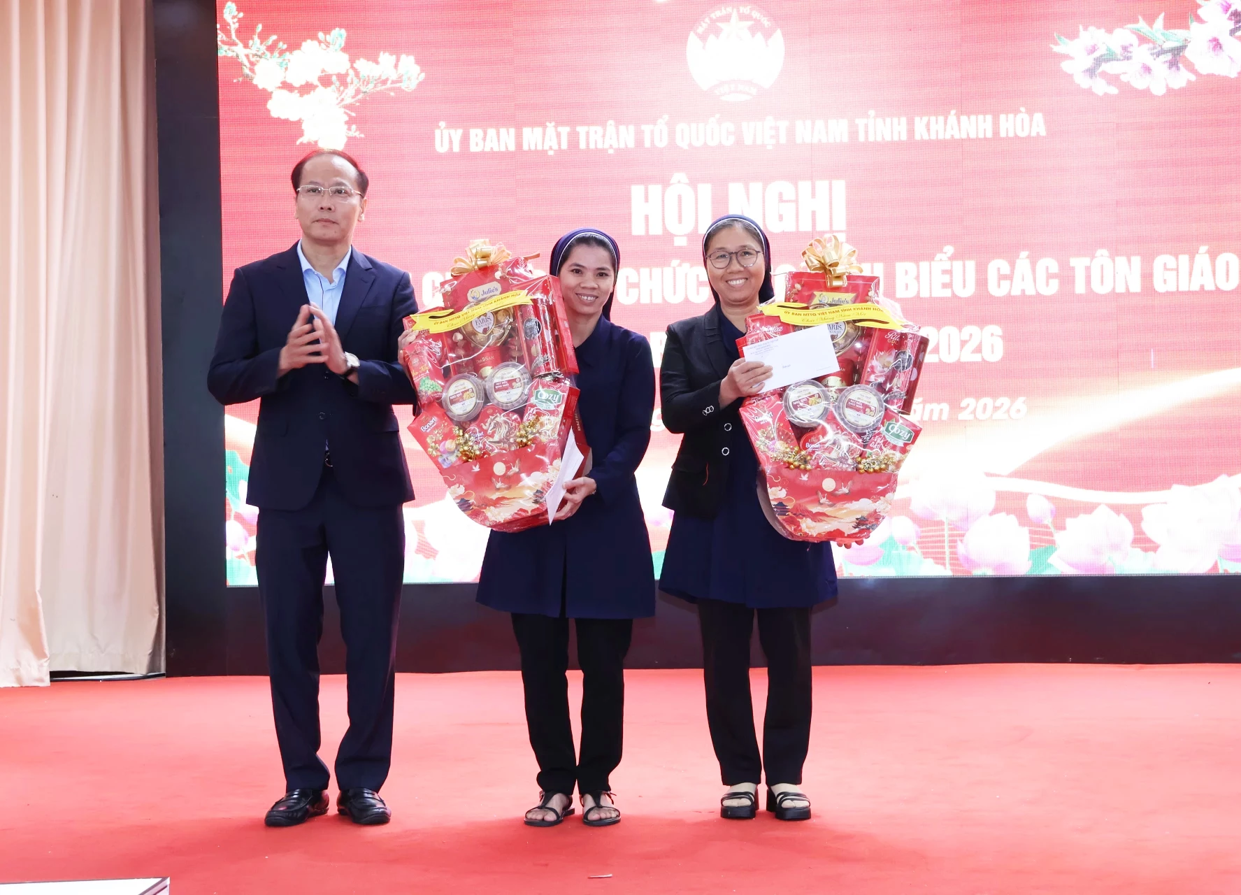 Đồng chí Nguyễn Khắc Hà tặng quà cho 2 cơ sở trợ giúp xã hội do các tổ chức tôn giáo tham gia quản lý.