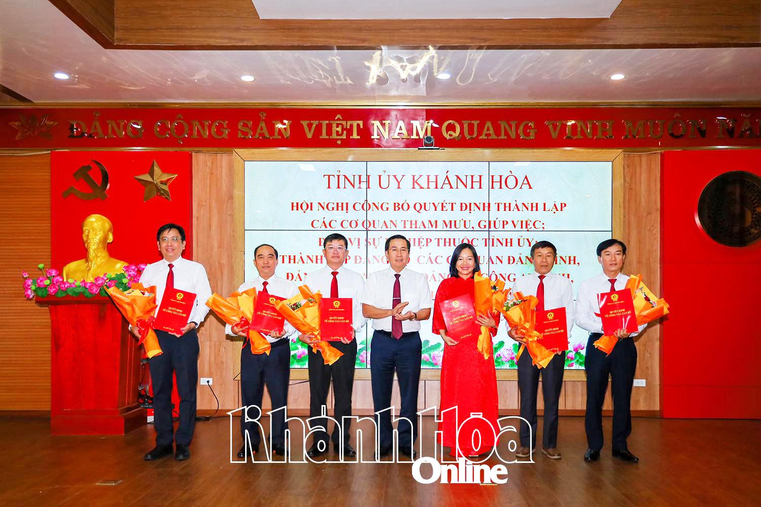 Phó Bí thư Tỉnh ủy Phạm Văn Hậu trao quyết định thành lập Báo và Phát thanh, truyền hình Khánh Hòa.