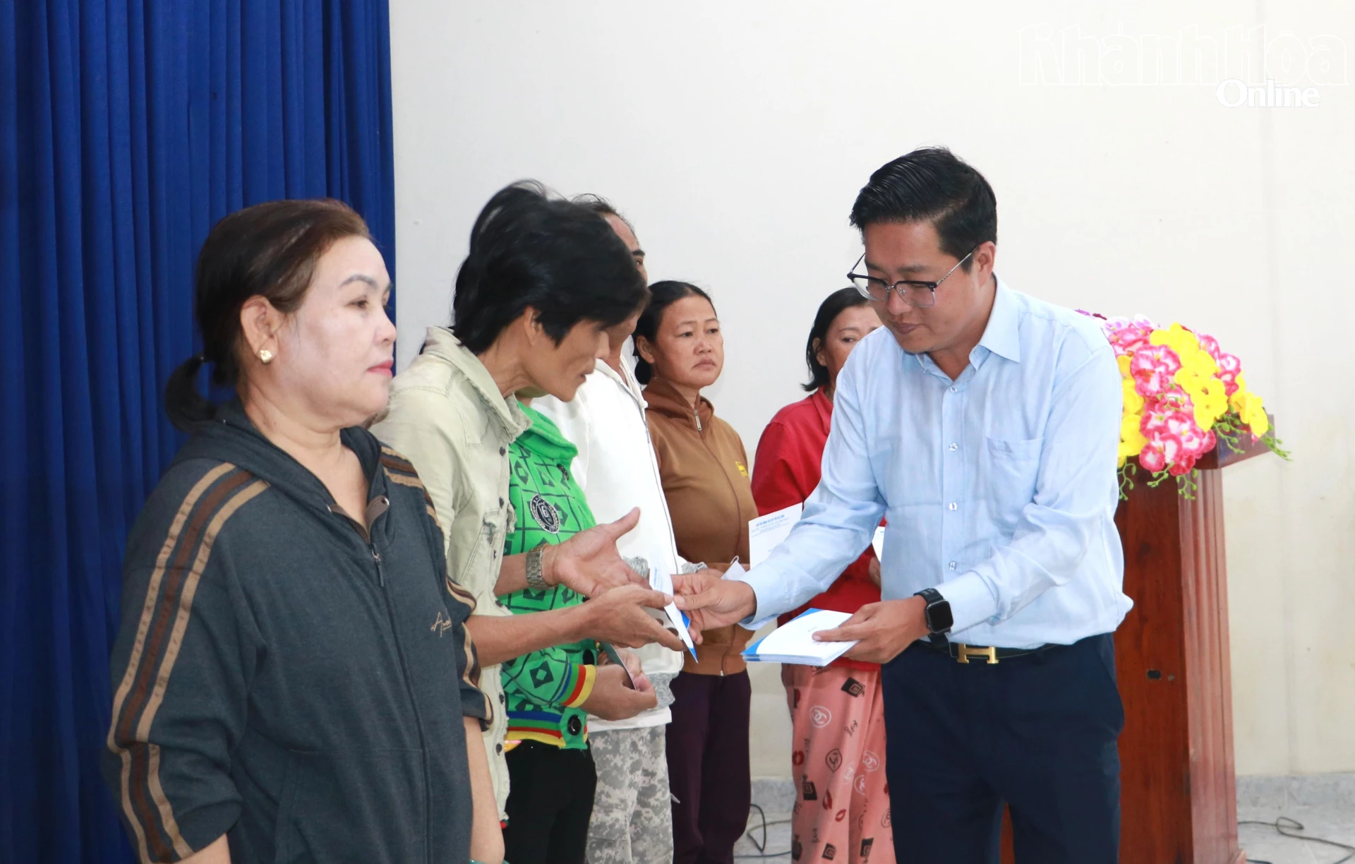 Đồng chí Nguyễn Nhân Chinh trao quà cho người dân