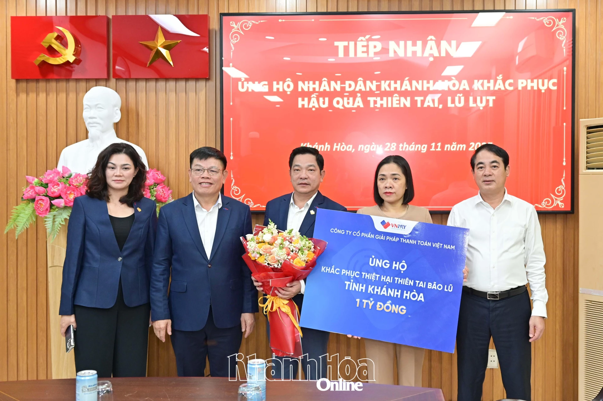 Đồng chí Nghiêm Xuân Thành tặng hoa tri ân đến VNPAY.