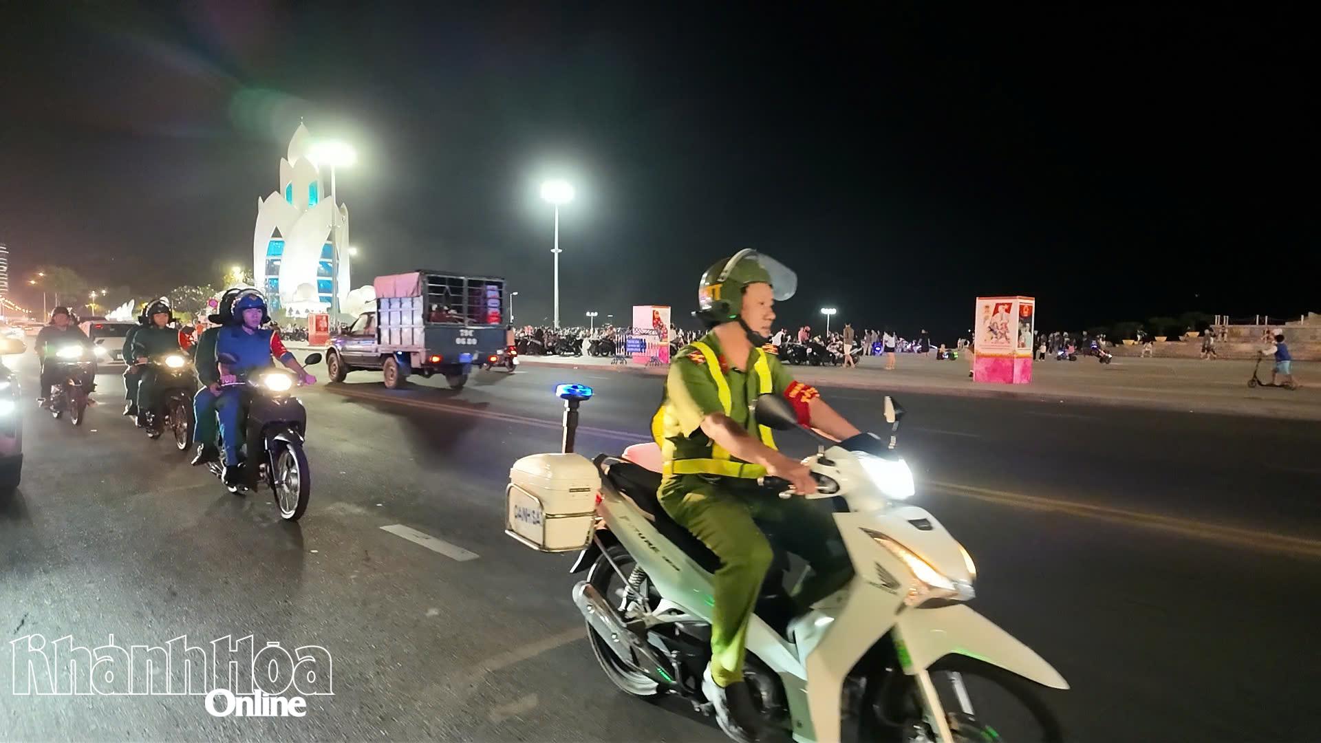 Công an phường Nha Trang phối hợp tuần tra đêm, bảo đảm an ninh trật tự.