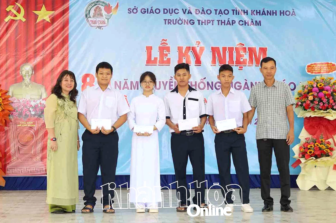 Lãnh đạo nhà trường trao thưởng cho các em học sinh đạt điểm cao trong kỳ thi tuyển sinh lớp 10 năm học 2025 – 2026.