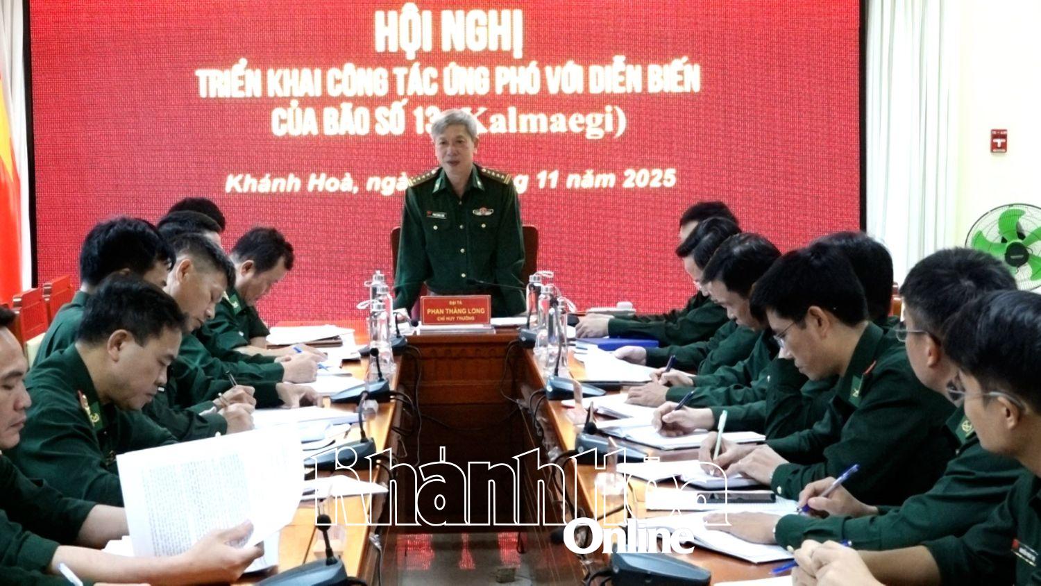 Đại tá Phan Thăng Long chỉ đạo công tác phòng, chống bão 13.