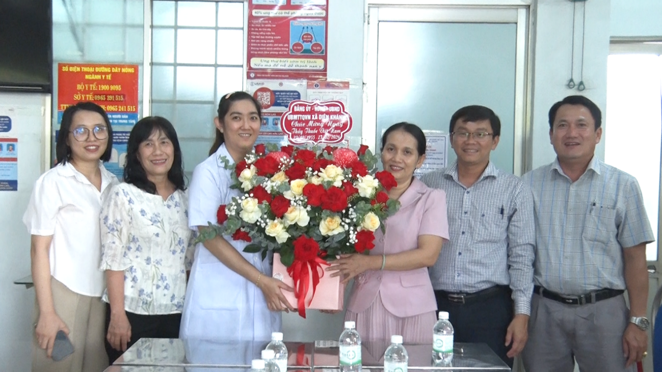 tặng hoa chúc mừng trạm y tế xã