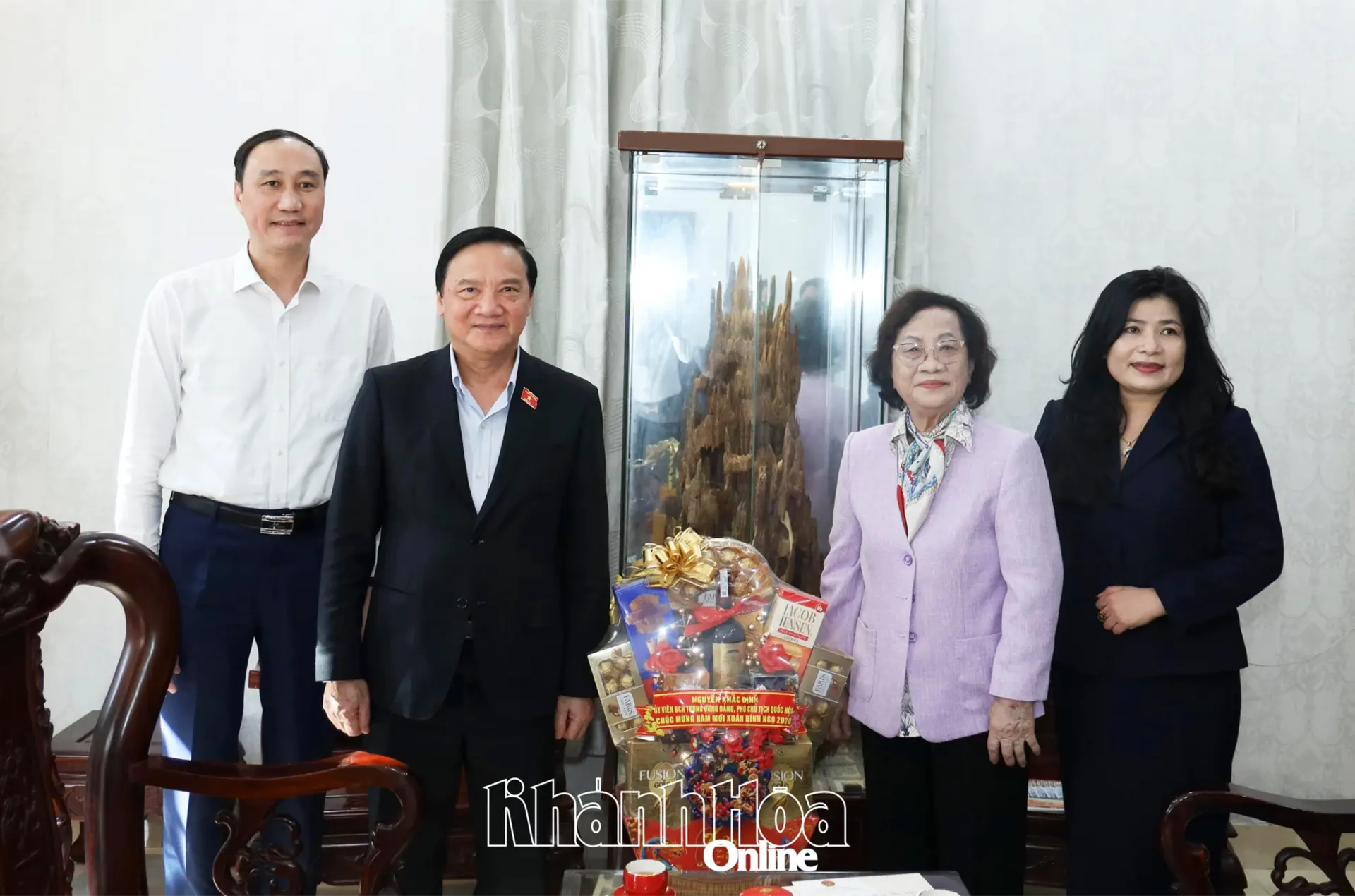 Phó Chủ tịch Quốc hội Nguyễn Khắc Định đến thăm nguyên Bí thư Tỉnh ủy Nguyễn Thị Hồng Vân.