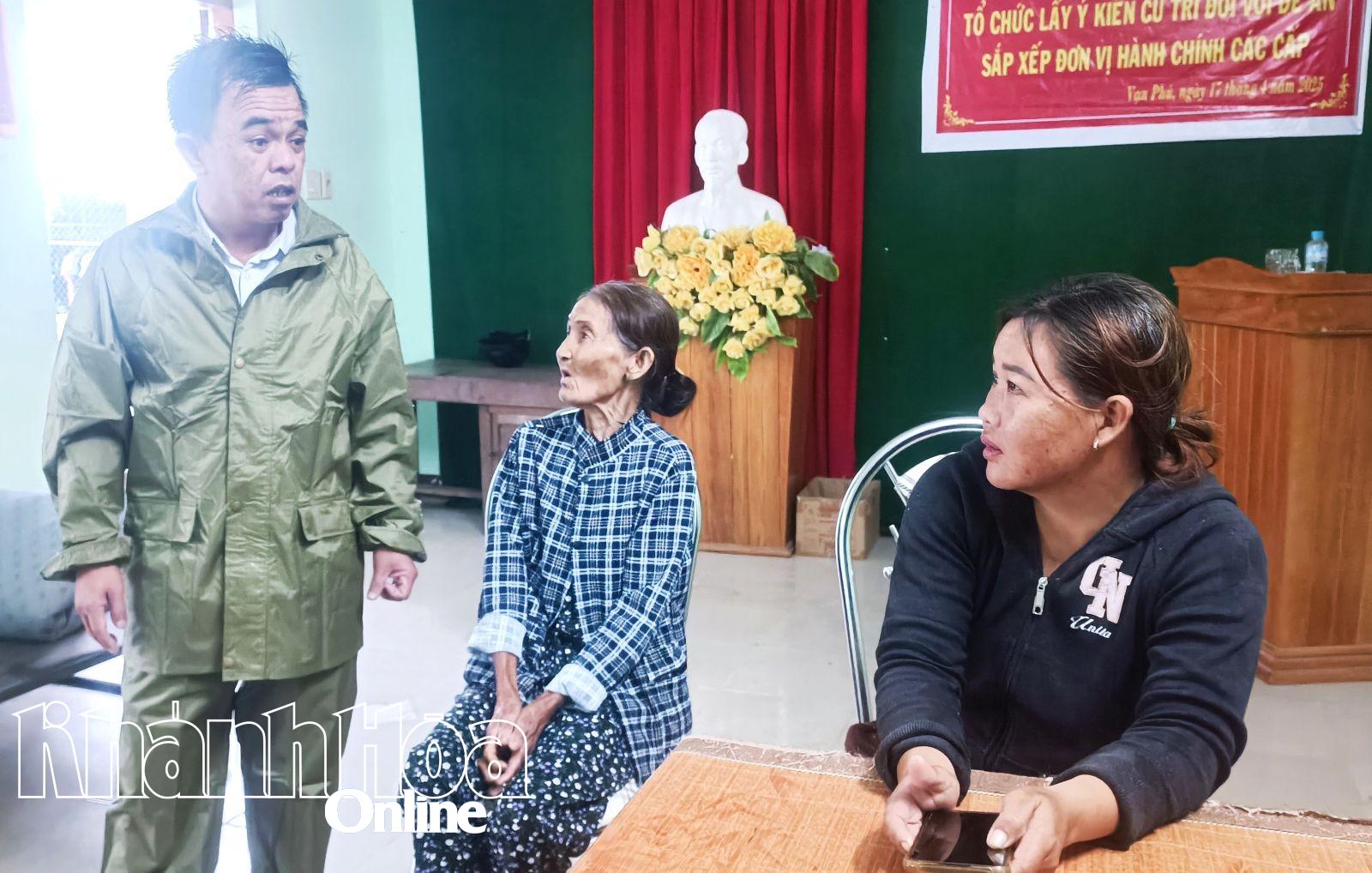 Lãnh đạo xã Vạn Ninh thăm hỏi, động viên những hộ dân di dời về nơi tránh trú an toàn.