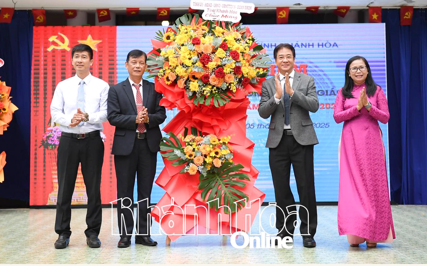 Đồng chí Nguyễn Long Biên tặng hoa chúc mừng tập thể nhà trường trong năm học mới.