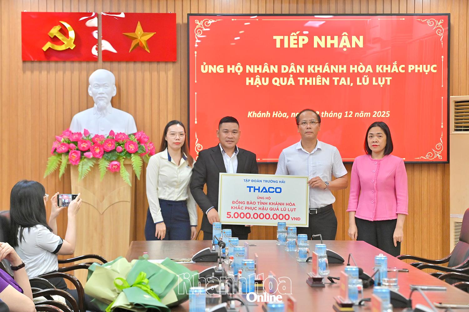 Lãnh đạo tỉnh tiếp nhận hỗ trợ Công ty TNHH Thaco Auto Khánh Hòa.