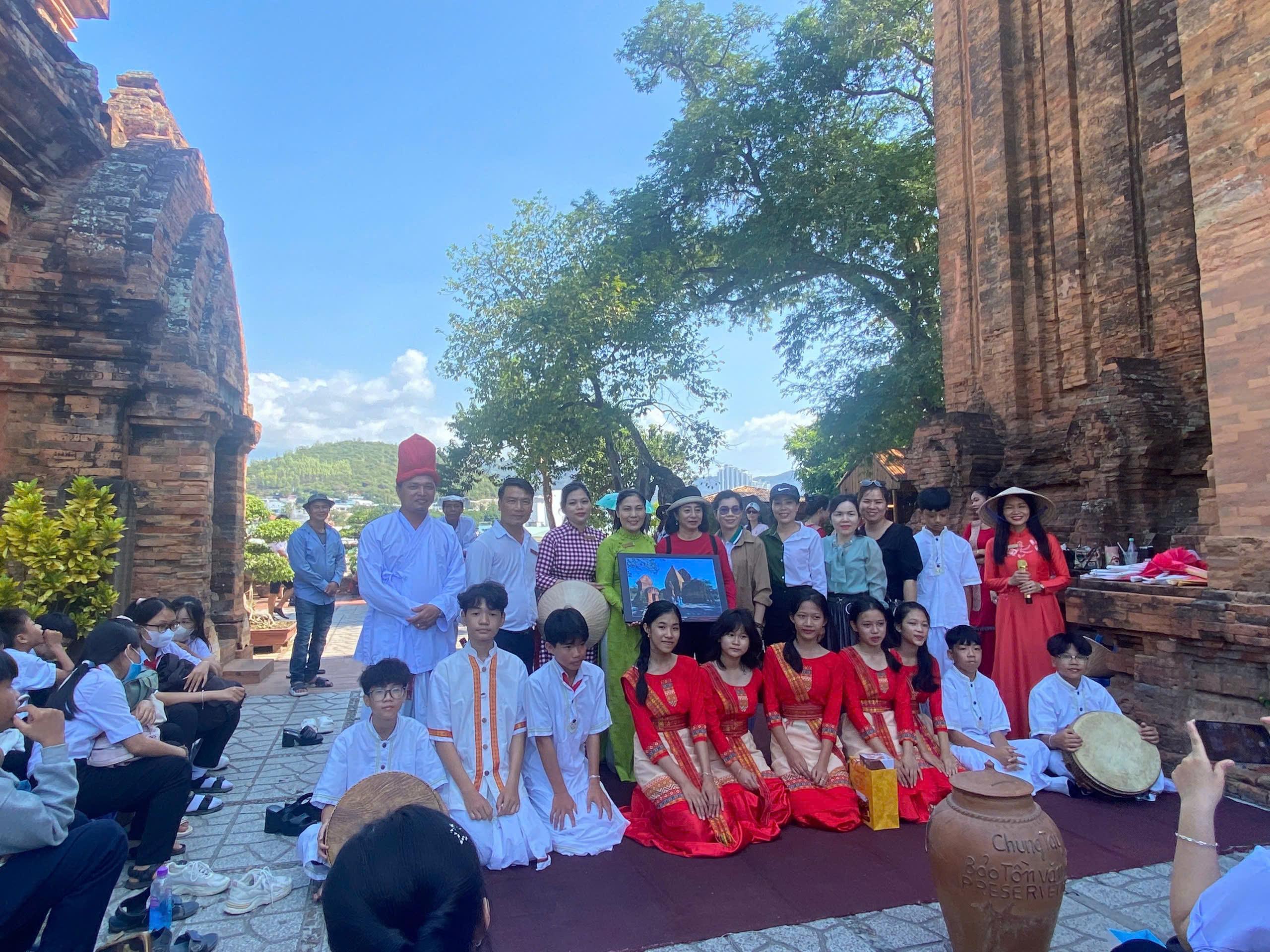 Thuyết minh viên - Cầu nối giữa văn hóa, giá trị lịch sử với người dân, du khách. Ảnh Tác giả