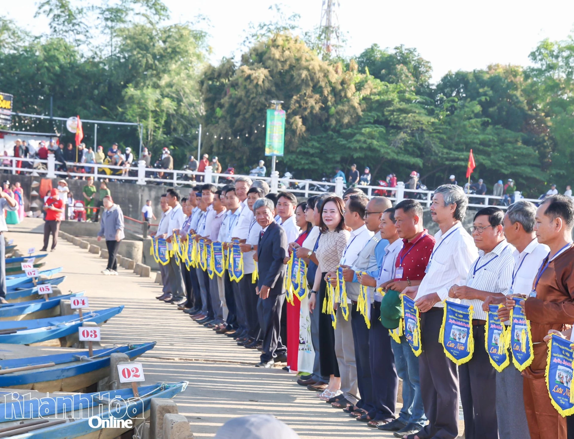 Lãnh đạo phường Ninh Hòa trao cờ lưu niệm cho các đội tham dự.